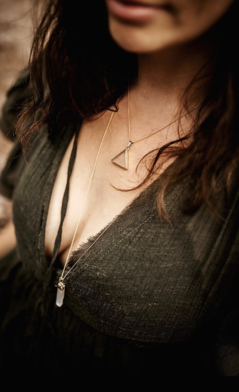 Bergkristall Halskette als Dreieck, vergoldet und versilbert Crystal and Sage Jewelry