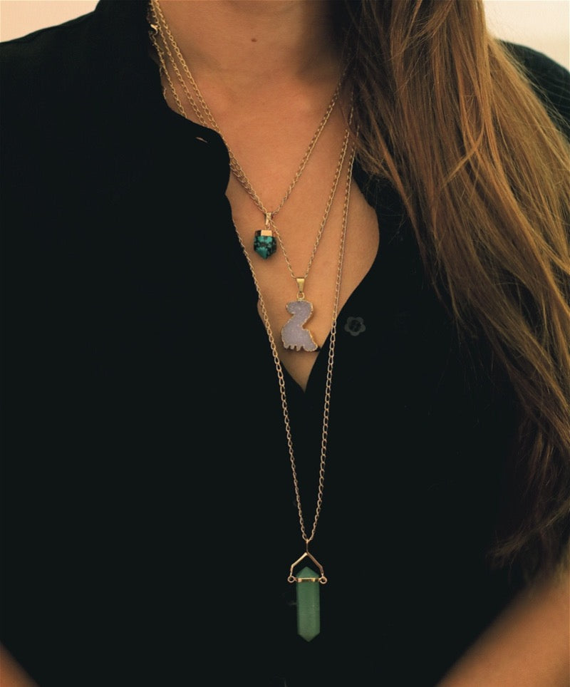 Dinosaurier Halskette aus Achat mit Kristalldruse Crystal and Sage Jewelry