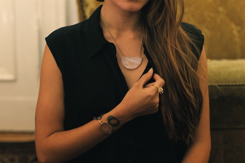 Give me Love - Edelsteinkette mit Rosenquarz Halbkreis Crystal and Sage Jewelry