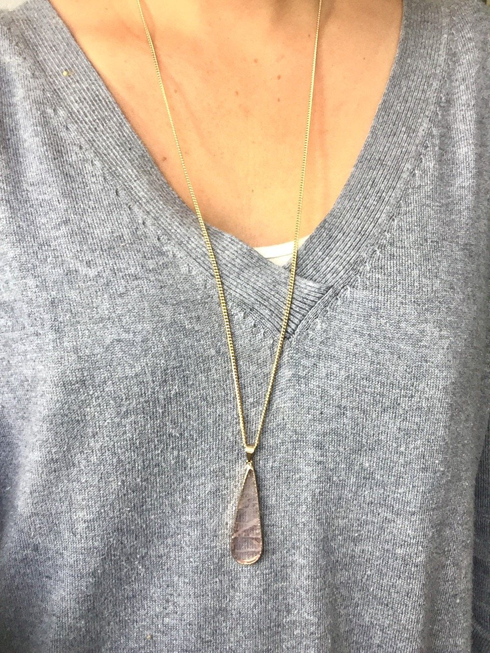 Rosenquarz Halskette in Tropfenform Crystal and Sage Jewelry