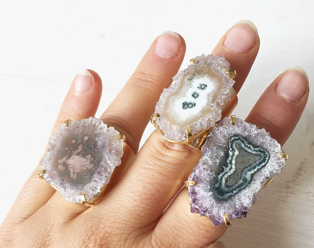 Vergoldeter Amethyst-Cuffring Crystal and Sage Jewelry