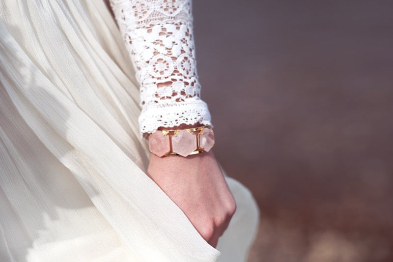 Vergoldeter Rosenquarz-Armreif Crystal and Sage Jewelry