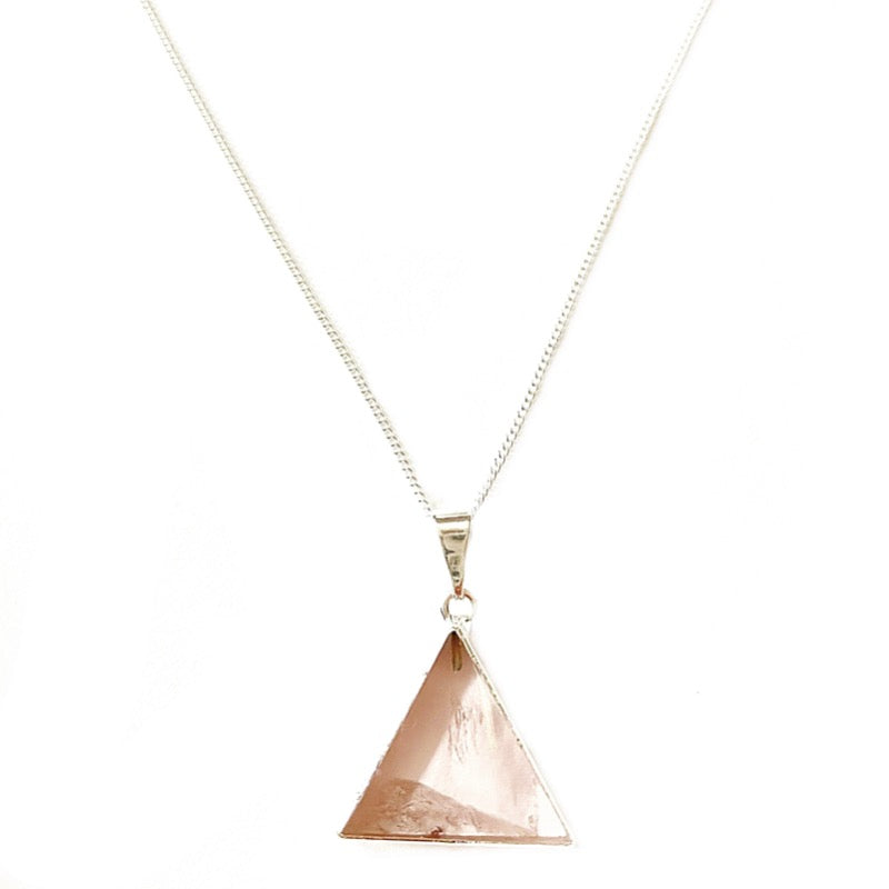Rosenquarz Halskette in Dreiecksform klein 1,5 cm Crystal and Sage Jewelry