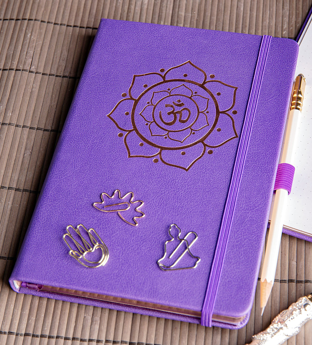 Yoga Buch in Geschenkbox mit Blume des Lebens und Mantra Om mit Lesezeichen, Stiftehalter und 3 Büroklammern Crystal and Sage