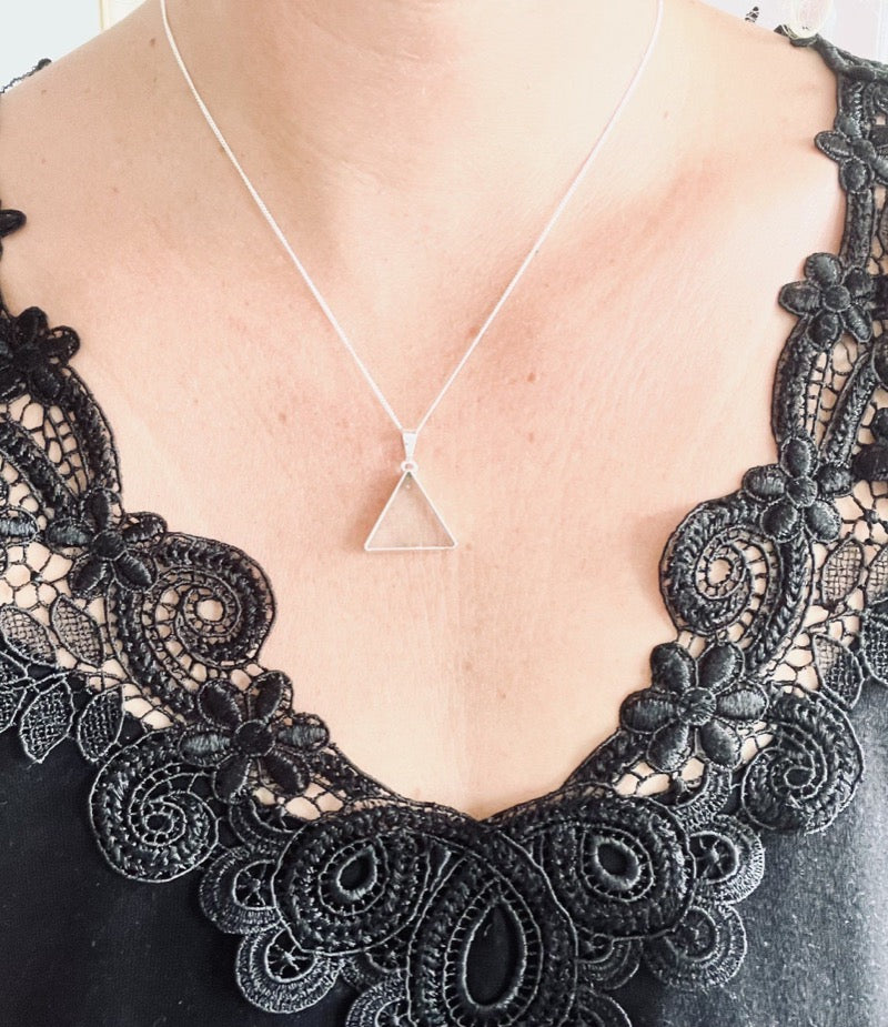 Bergkristall Halskette mit Dreieck, vergoldet und versilbert Crystal and Sage Jewelry