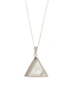 Bergkristall Halskette als Dreieck, vergoldet und versilbert Crystal and Sage Jewelry
