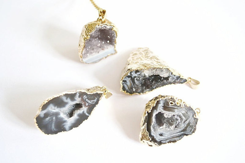 Cave - vergoldete Achatgeode Halskette Crystal and Sage Jewelry