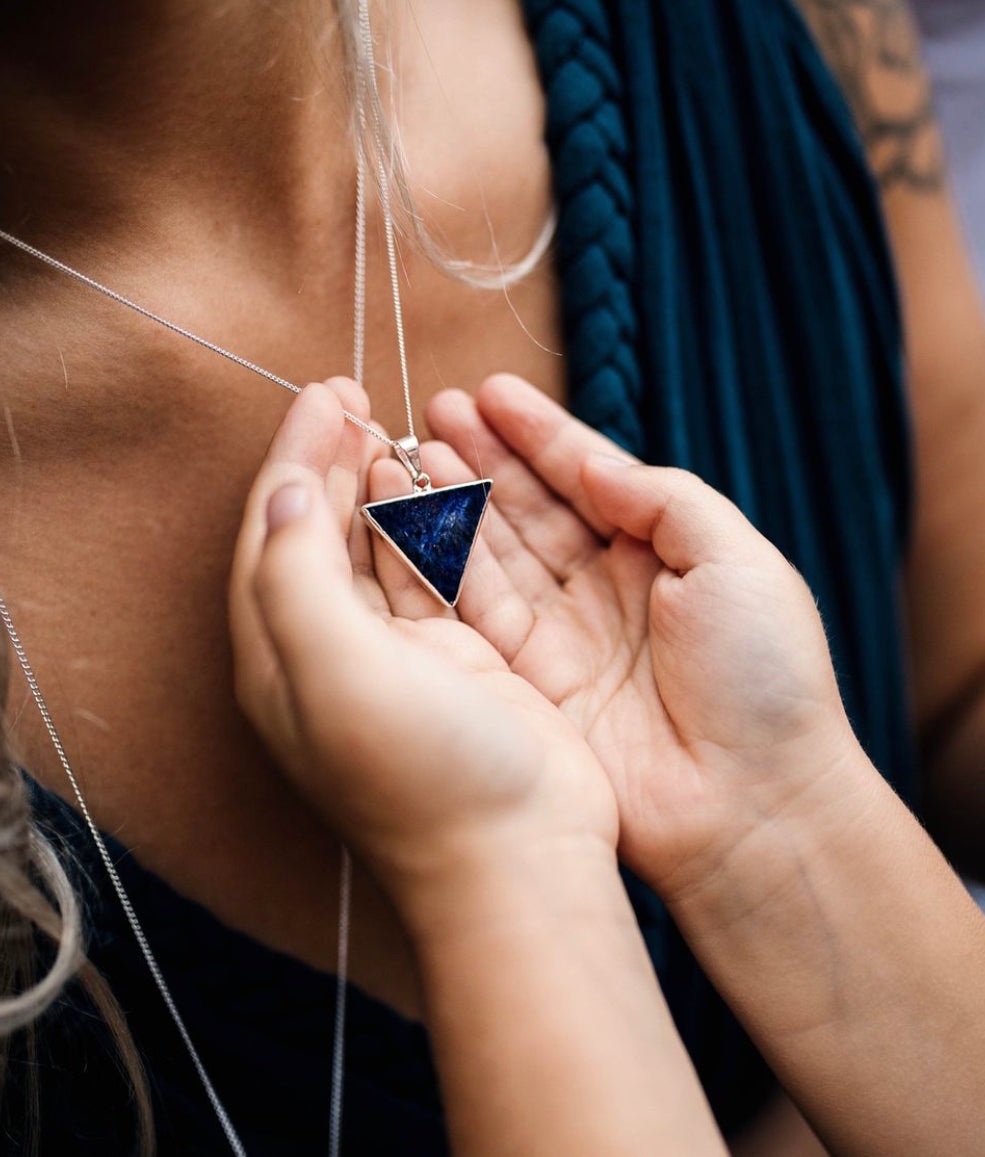 Lapislazuli Halskette als Dreieck Crystal and Sage Jewelry
