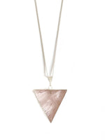 Rosenquarz Edelsteinkette in Dreiecksform, klein Crystal and Sage Jewelry