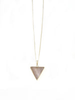 Rosenquarz Edelsteinkette als Dreieck Crystal and Sage Jewelry
